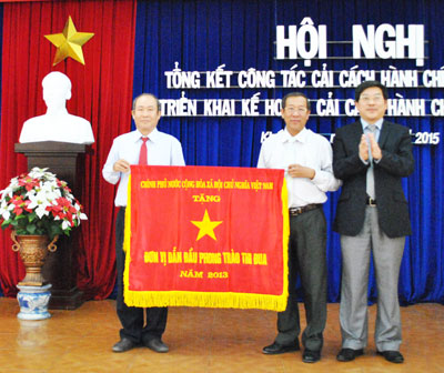 Sở Nội vụ nhận cờ thi đua của Chính phủ