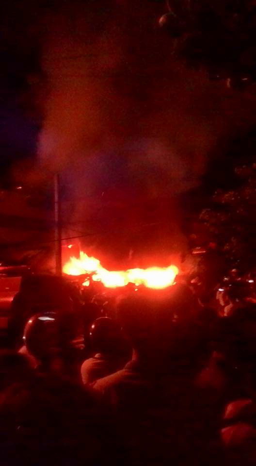 Hai căn nhà cấp 4 chìm trong biển lửa.