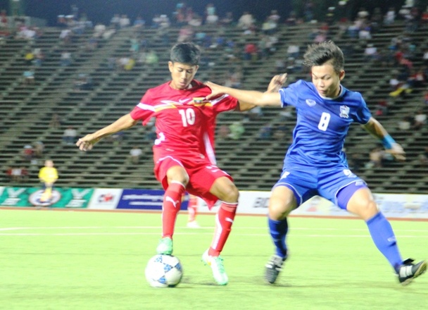 U16 Thái Lan (áo xanh) giành chức vô địch giải bóng đá U16 AFF C​up 2015 sau chiến thắng thuyết phục trước U16 Myanmar. Ảnh: Internet.