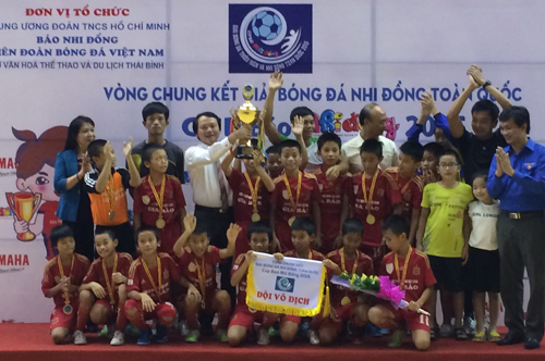 Các cầu thủ trẻ Hải Dương nhận Cup và Huy chương từ ban tổ chức. Ảnh: VEBA.