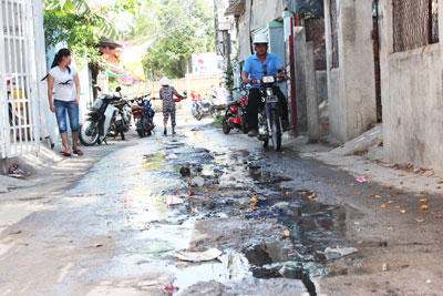 Nước thải tràn từ cống lên đường