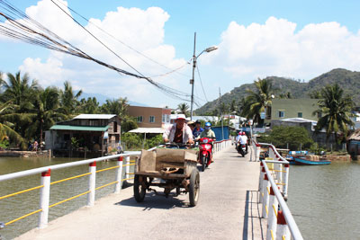 Cây cầu bắc qua sông Cái do giáo dân Ngọc Thủy đóng góp xây dựng