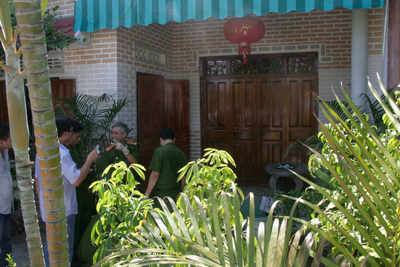 Lực lượng chức năng tiến hành khám nghiệm hiện trường, tử thi để điều tra vụ trọng án.