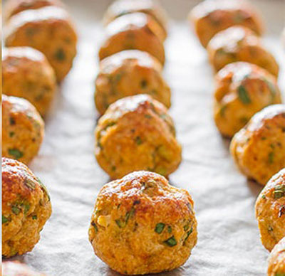 Thịt gà viên xốt bơ lạc kiểu Thái