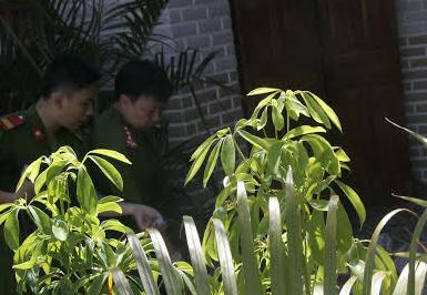 Lực lượng chức năng tiến hành khám nghiệm hiện trường vụ trọng án.