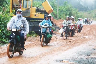 Tình trạng sạt lở trên đèo Hòn Giao mùa mưa năm 2014