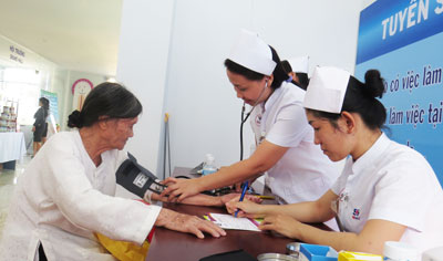 Thực hiện khám và điều trị cho hàng ngàn lượt người