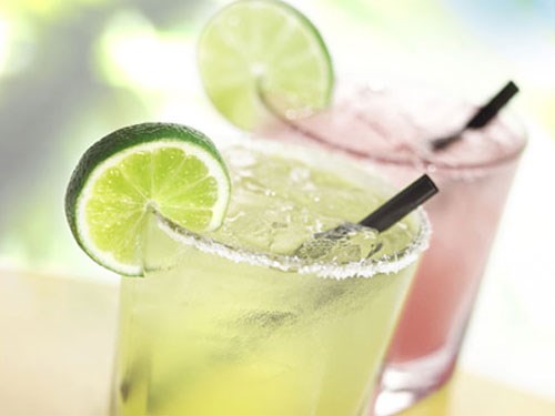 Uống nước chanh sau khi ăn hành tỏi có thể giúp trị hôi miệng - Ảnh: Shutterstock