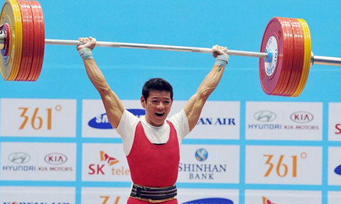 VĐV cử tạ Thạch Kim Tuấn là một trong những lực sĩ được đầu tư trọng điểm giành vé dự Olympic 2016 - Ảnh minh họa 