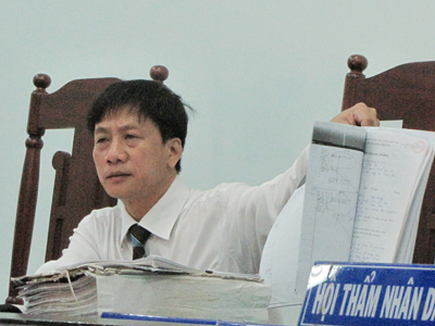 Chủ tọa phiên tòa đưa ra sổ sách của quán nhậu và truy hỏi bị cáo Thành Trung vì sao không trả tiền cuộc nhậu mà vẫn có tên trong sổ tối đó.  