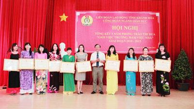 Nhiều tập thể, cá nhân được khen thưởng