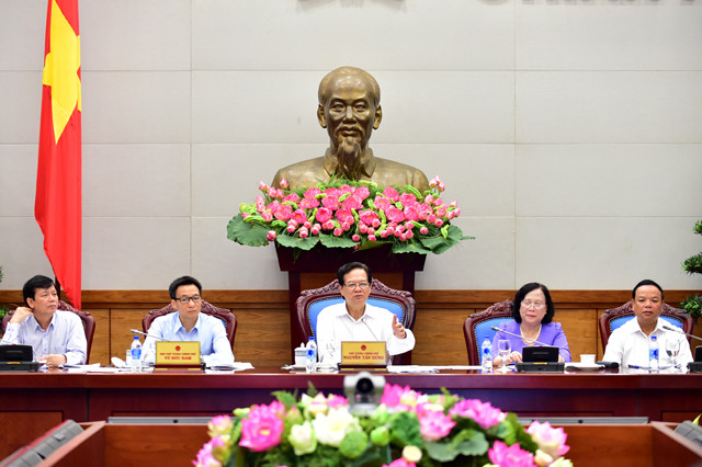 Thủ tướng Nguyễn Tấn Dũng cho biết, sau Hội nghị sẽ ban hành Chỉ thị của Thủ tướng Chính phủ để tiếp tục thúc đẩy thực hiện hiệu quả Nghị quyết số 70. Ảnh: VGP/Nhật Bắc