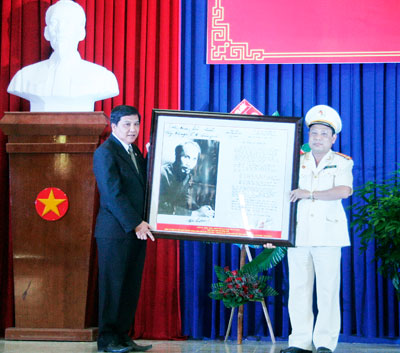 Đồng chí Nguyễn Văn Danh - Chủ tịch UBND TP. Nha Trang trao bức tranh cho lãnh đạo Công an thành phố.