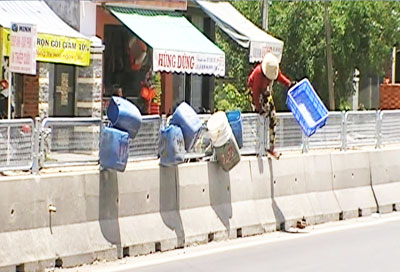 Trèo qua dải phân cách quá nguy hiểm