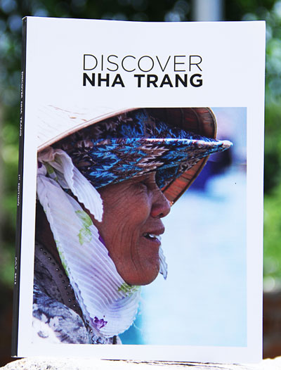 Bìa sách “Discover Nha Trang”