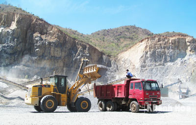 Xe tải vào mỏ Phước Thành lấy đá làm phát sinh bụi