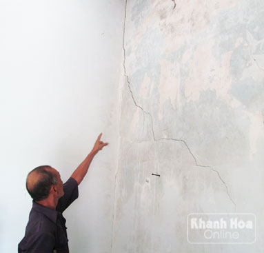 Vết nứt trên tường nhà ông Trung ngày một lớn.
