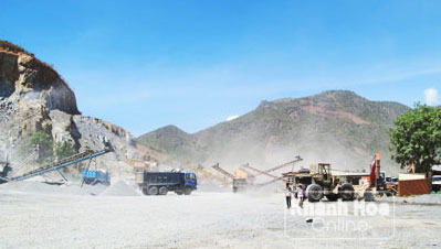 Hàng chục dây chuyền nghiền đá của doanh nghiệp Phước Thành hoạt động hết công suất.