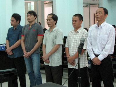 Các bị cáo nghe luận tội.