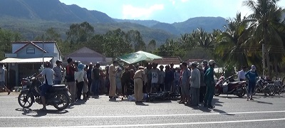 Công an khám nghiệm hiện trường để điều tra. 