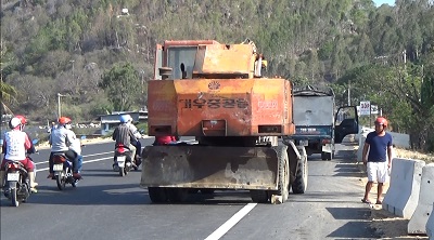 Chiếc xe múc mà nạn nhân đã tông phải. 