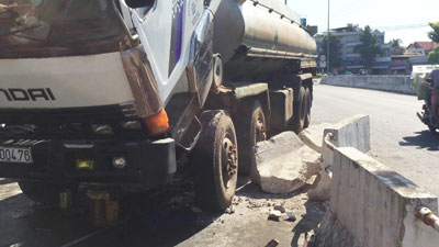 Xe bồn tông vỡ dải phân cách