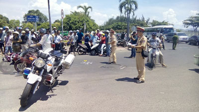 Công an khám nghiệm hiện trường để điều tra. 