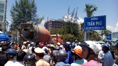 Nhiều người đi đường đã dừng lại chẻ sẽ nỗi đau với gia đình nạn nhân