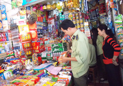 Lực lượng Quản lý thị trường kiểm tra hàng hóa tại các chợ