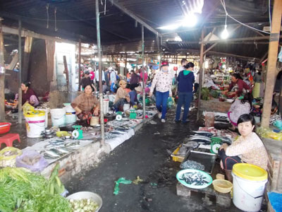 Hầu hết các lối đi trong chợ Phước Đồng luôn nhớp nháp