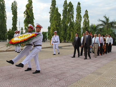 Viếng và đặt vòng hoa tại Nghĩa trang liệt sĩ Hòn Dung