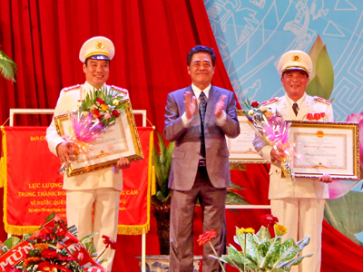 Ông Lê Thanh Quang trao Huân chương chiến công cho hạng Ba cho Giám đốc và Phó giám đốc Công an tỉnh Khánh Hòa.