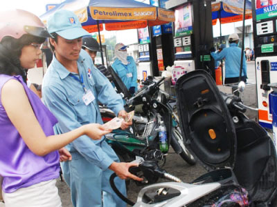 Từ 15 giờ ngày 19-8, xăng tiếp tục giảm 768 đồng/lít