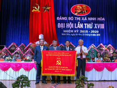 Ông Nguyễn Chiến Thắng trao cờ cho Đảng bộ thị xã Ninh Hòa. 