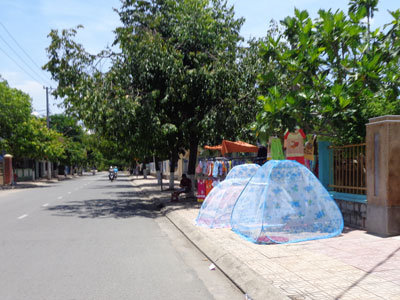 Buôn bán trước Đài liệt sĩ