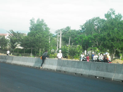 Học sinh leo trèo qua dải phân cách