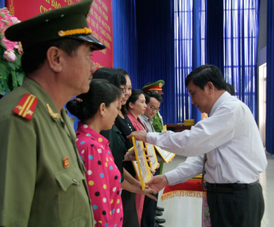 Đồng chí Nguyễn Văn Danh - Chủ tịch UBND thành phố trao giấy khen cho các tập thể, cá nhân. 
