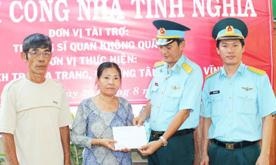 Đại diện Trường Sĩ quan Không quân trao tiền hỗ trợ xây nhà cho gia đình bà Bùi Thị Xuân