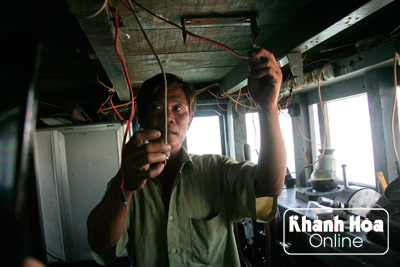 Thiết bị liên lạc trên tàu đã bị cướp mất chỉ còn lại dây dẫn.