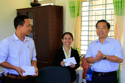 Tặng quà và tiền hỗ trợ cho các trường học, học sinh của xã Ba Cụm Nam