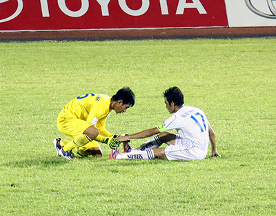 Rất nhiều cầu thủ SHB Đà Nẵng (áo trắng) không đủ thể lực theo sát để theo sát trận đấu này.