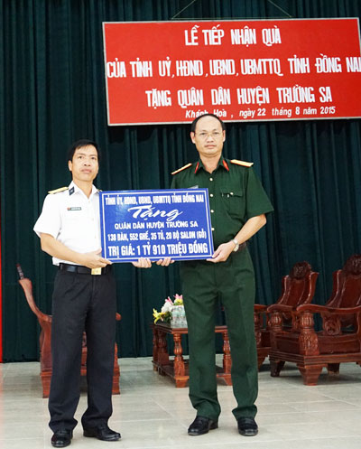 Tặng quà cho quân và dân huyện Trường Sa