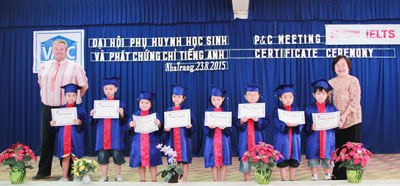 Đại diện VAIC trao chứng chỉ cho các học viên khối thiếu nhi