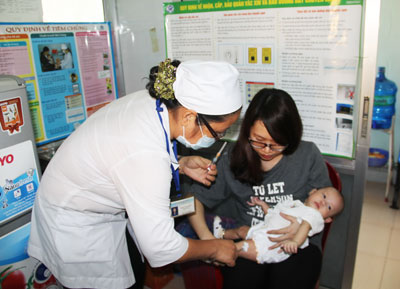 Thực hiện tiêm chủng tại Trung tâm Y tế TP. Cam Ranh