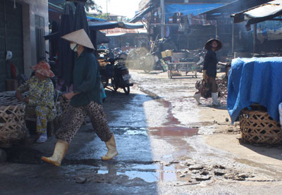  Nước thải lênh láng trên mặt đường hành lang phía bắc chợ Thành