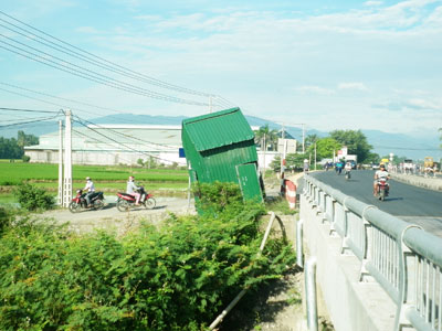 Nhà tạm bị nghiêng