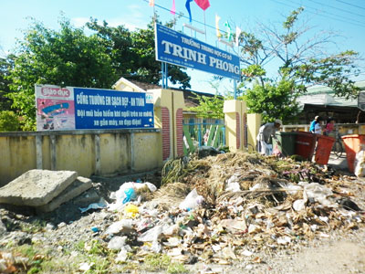 Rác trước cổng trường