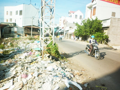 Rác, xà bần tập kết bên đường