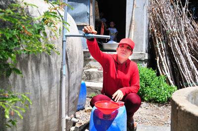 Nguồn nước tự chảy từ hồ Tà Rục thất thường khiến gia đình chị Trần Thị Mỹ Linh luôn thiếu nước sinh hoạt