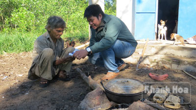 Y sĩ Thịnh đang phát thuốc cho bệnh nhân tại cộng đồng